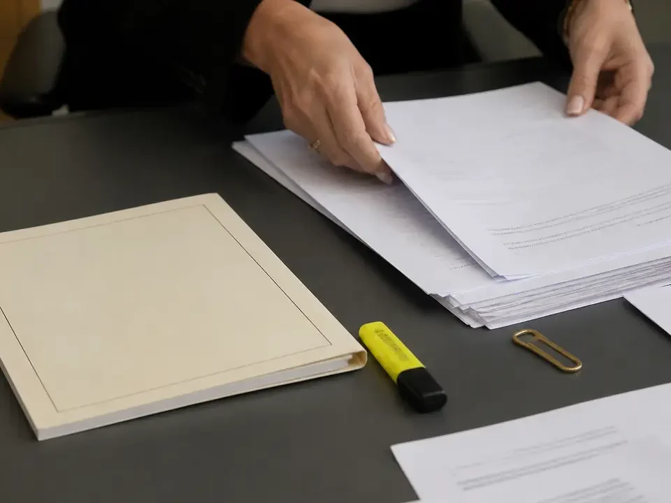 Caiet oficial, marker galben și hârtii reordonate